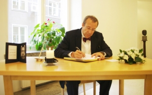 President Ilves made an entry in the book of condolences established in memory of Warrant Officer Allain Tikko at the Ministry of Defence