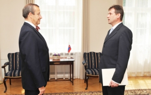 Mr Dušan Krištofik, the Ambassador of Slovakia presenting his credentianls to President Ilves