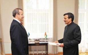 Mr Om Prakash, the Ambassador of India presenting his credentianls to President Ilves