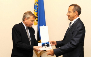 President Ilves presented Jaap de Hoop Scheffer, NATO Secretary General with the Order of the Cross of Terra Mariana First Class