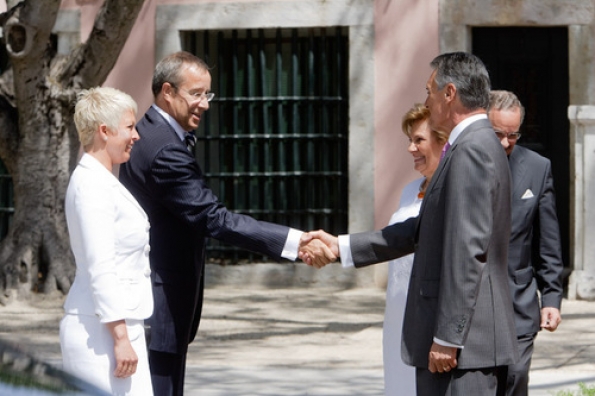 President of Portugal Aníbal Cavaco Silva and Mrs. Maria Cavaco Silva welcome President Toomas Hendrik Ilves and Mrs. Evelin Ilves at the Belém Palace