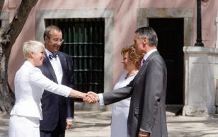 President of Portugal Aníbal Cavaco Silva and Mrs. Maria Cavaco Silva welcome President Toomas Hendrik Ilves and Mrs. Evelin Ilves at the Belém Palace