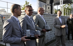 Re-Independence Day Reception for People in Creative Fields. President Ilves is thanking the defenders of TV-Tower. From left: Jaanus Kokk, Uno Kaseväli, Peeter Milli, president Ilves.
