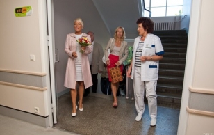 Presenting baby shoes to children born on 20.08.09. Evelin Ilves arrives in the Ida-Tallinn Central Hospital
