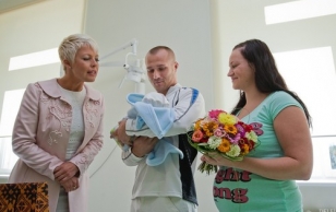 Presenting baby shoes to children born on 20.08.09. Evelin Ilves, Romet and his parents Künter Rotberg and Katri Laas