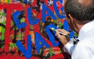President wrote on the duplicate of the Berlin Wall: ''Elagu vaba Eesti!'' (Long live free Estonia!)