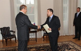Mr Tone Kajzer, the Ambassador of Slovenia presenting his credentianls to President Ilves