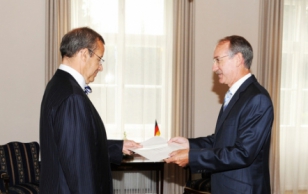 Dr Martin Hanz, the Ambassador of Germany presenting his credentianls to President Ilves