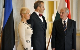 President Ilves ja Evelin Ilves koos Ungari presidendi László Sólyom'iga Sandori palees Budapestis