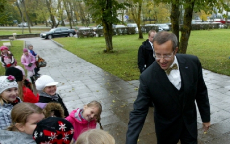 “Tagasi kooli”. President Toomas Hendrik Ilves andis koolitunni Haljala Gümnaasiumi õpilastele