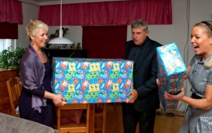 Evelin Ilves and Bastion presenting the SOS Children’s Village with tennis equipment