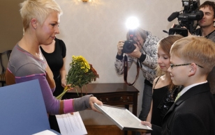 Evelin Ilves annab noore sportlase preemia üle võistlustantsijatele Kristina Morozjukile ja Oliver Kipsile
