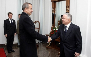 President Lech Kaczynski greets President Toomas Hendrik Ilves.