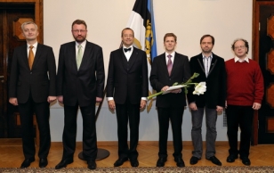Members of the Board of the President's Cultural Foundation (from left) Indrek Neivelt, Priit Kogerman, President Ilves, Mait Müntel, Members of the Board Tõnu Kõrvits, and Jaan Undusk