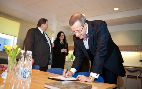 President Ilves külastas Eesti Geenivaramut