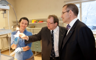 President Ilves visiting the Estonian Genome Center. Andres Metspalu M.D., Ph.D., the Director of the Center guiding the tour