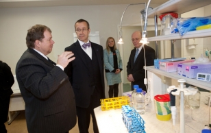 President Ilves visiting the Estonian Genome Center. From left:  the Director of the center Andres Metspalu, Marketing and Communications Manager Annely Allik, Tartu University Vice Rector for Research Kristjan Haller
