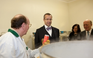 President Ilves visiting the Estonian Genome Center. Cryotechnologist Atso-Heinar Jõks demonstrates what's inside of a storage at -196°C