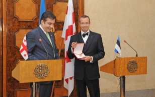Kohtumine Gruusia presidendi Mikheil Saakašviliga. President Saakašvili andis Eesti riigipeale üle Püha Jüri Võidu ordeni.
