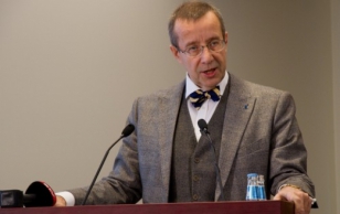 President Ilves giving a speech at the Estonian Newspaper Association Conference