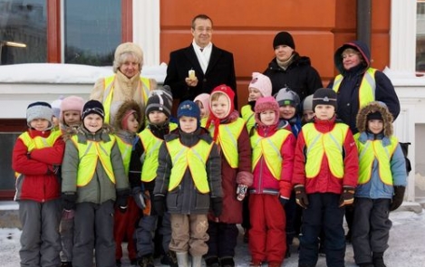President koos Tartu Poku lasteaia Käokuku rühmaga.