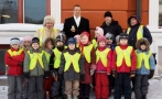 President koos Tartu Poku lasteaia Käokuku rühmaga.