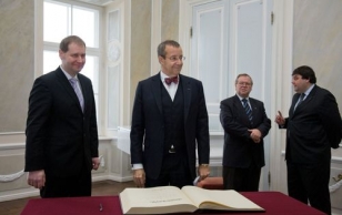 Signing the guest book of Tartu. From the left: Urmas Kruuse, Mayor of Tartu; President Toomas Hendrik Ilves; Aadu Must, Chairman of the City Council, and Erki Holmber, Head of Internal Policy Department of the President's Office.