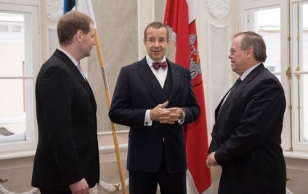 Pildil vasakult: Tartu linnapea Urmas Kruuse, president Toomas Hendrik Ilves ja  linnavolikogu esimees Aadu Must.