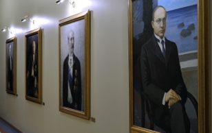 Portraits of former Heads of State.