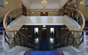 The two floors of the building are connected by a well-lighted stairway with a slightly rounded shape.