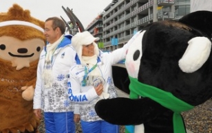Eesti Lipu heiskamise tseremoonia Vancouveri Olümpiakülas. President Ilves ja Evelin Ilves