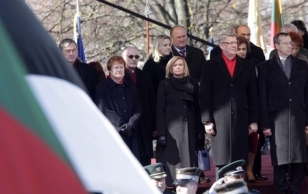 Eesti riigipea Toomas Hendrik Ilves, Läti president Valdis Zatlers (paremalt 2.) ja proua Lilita Zatlere ning Soome president Tarja Halonen (vasakult 2.) osalevad Leedu iseseisvuse taastamise aastapäeva pidustustel.