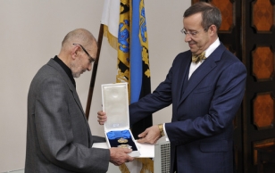 President Ilves hands over the Order of the National Coat of Arms to composer Veljo Tormis.
