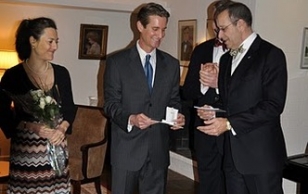 Орден Крест Маарьямаа IV степени влиятельному дипломату США Мэттью Дж. Бризу