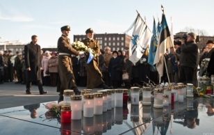 Pärja asetamine Vabadussõja võidusamba jalamile märtsiküüditamise ohvrite mälestuseks.