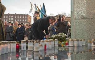 Placing a wreath at the War of Independence Victory Column to commemorate the victims of the March Deportation.