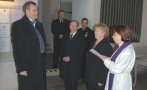 Tallinna soome koguduse pastor Hannele Päiviö tervitab president Toomas Hendrik Ilvest mälestusjumalateenistuse