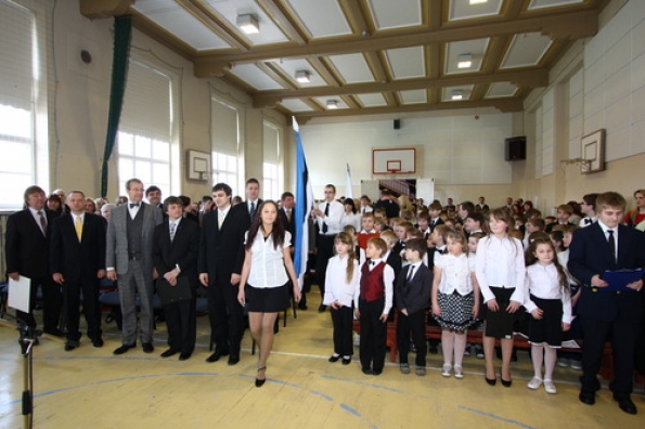 President Ilves presented the  award for Estonia’s Beautiful School to Valga Basic School.