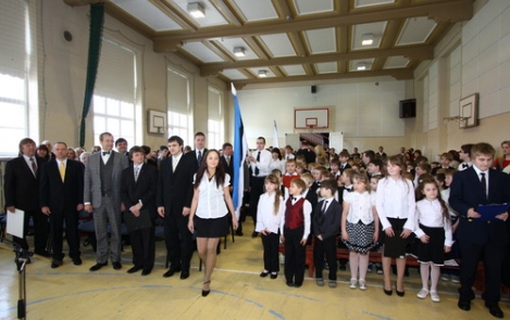 Aktuse algus. Saali tuuakse Eesti Vabariigi ja Valga põhikooli lipud.