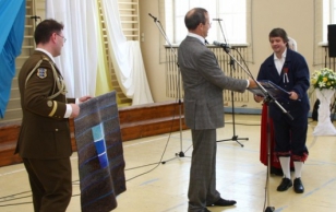 President Ilves presented the  award for Estonia’s Beautiful School to Valga Basic School