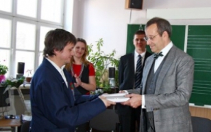 President Ilves presented the  award for Estonia’s Beautiful School to Valga Basic School