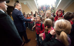 The children of Kadrina High School greet President Ilves.