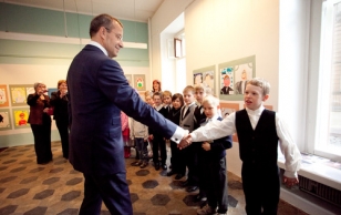 President Ilves meets the students of Uhtna Schools at the opening of the exhibition ''Presidendi pai''.