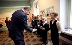 President Ilves meets the students of Uhtna Schools at the opening of the exhibition ''Presidendi pai''.