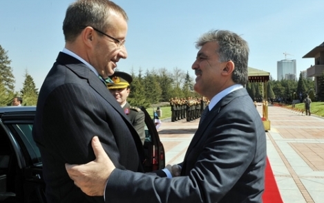 Türgi president Abdullah Gül võtab Çankaya presidendipalee ees vastu president Toomas Hendrik Ilvese.