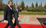 Turkish President Abdullah Gül greets President Ilves in front of the Çankaya President Palace.