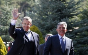 President Ilves waves as he is flanked by his Turkish counterpart Abdullah Gül during a welcoming ceremony at the Presidential Palace in Ankara.