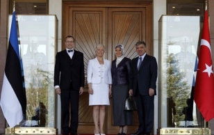 Presidentide Ilvese ja Gül'i ametlik foto koos abikaasade Evelin Ilvese ja Hayrunnisa Gül'iga presidendipalee ees Ankaras.
