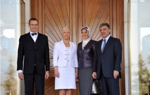 President Ilves and his Turkish counterpart Abdullah Gül pose with their spouses Evelin (2nd left) and Hayrunnisa during a welcoming ceremony at the Presidential Palace in Ankara.