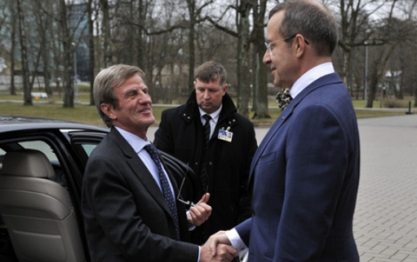 President Ilves tervitab Kadriorgu saabunud Prantsusmaa välisministrit Bernard Kouchneri.
